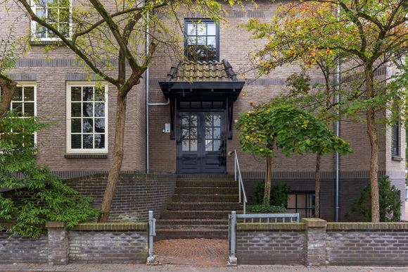 Entree van het kantoor aan de Kerklaan 37, Apeldoorn