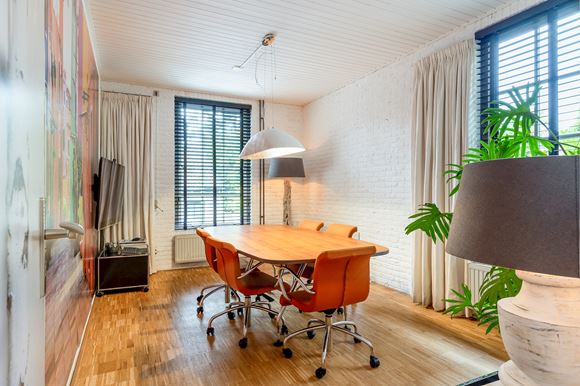 Vergaderkamer met oranje stoelen aan de Kerklaan, Apeldoorn
